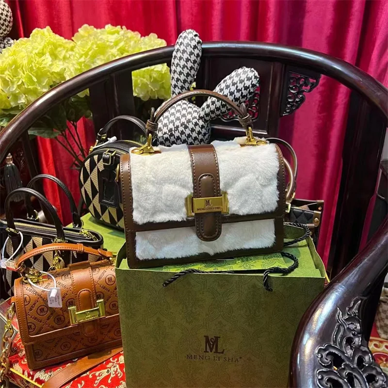 

Women's Bag Peninsular Iron Box Plush Handbag 2023 New Plush Plush Advanced Feel Purses Light Luxury Single Shoulder Satchels Cc