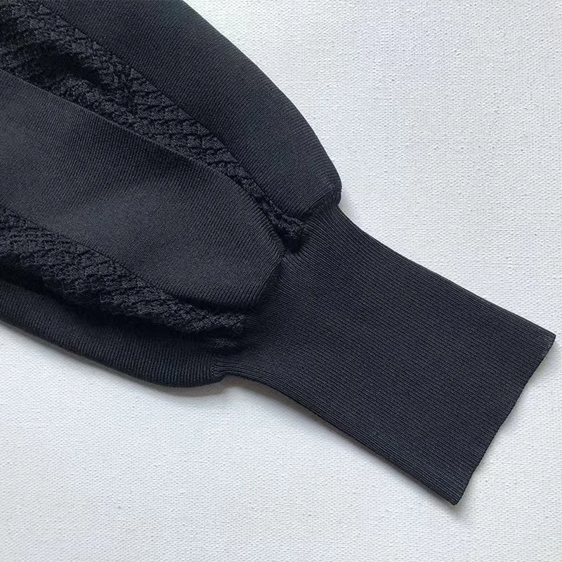 Женское трикотажное платье-свитер с рукавами-фонариками и кукольным воротником