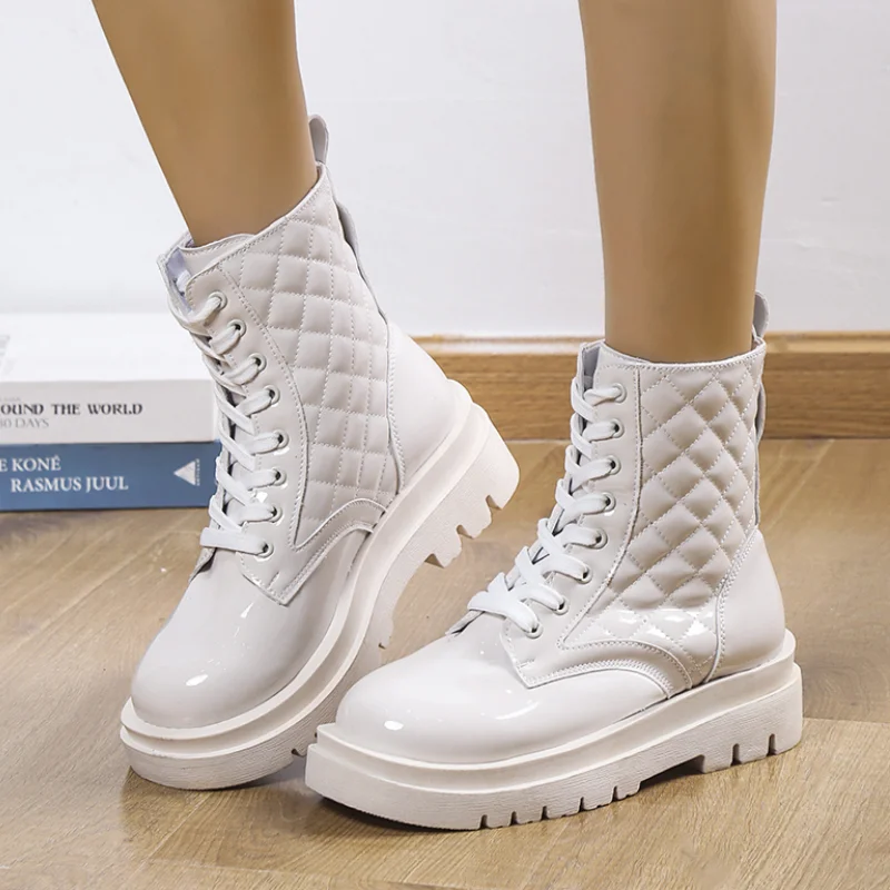 

Зимние женские ботильоны на платформе, новинка 2023, модные мотоциклетные ботинки на шнуровке, женские лакированные кожаные короткие ботинки больших размеров 43