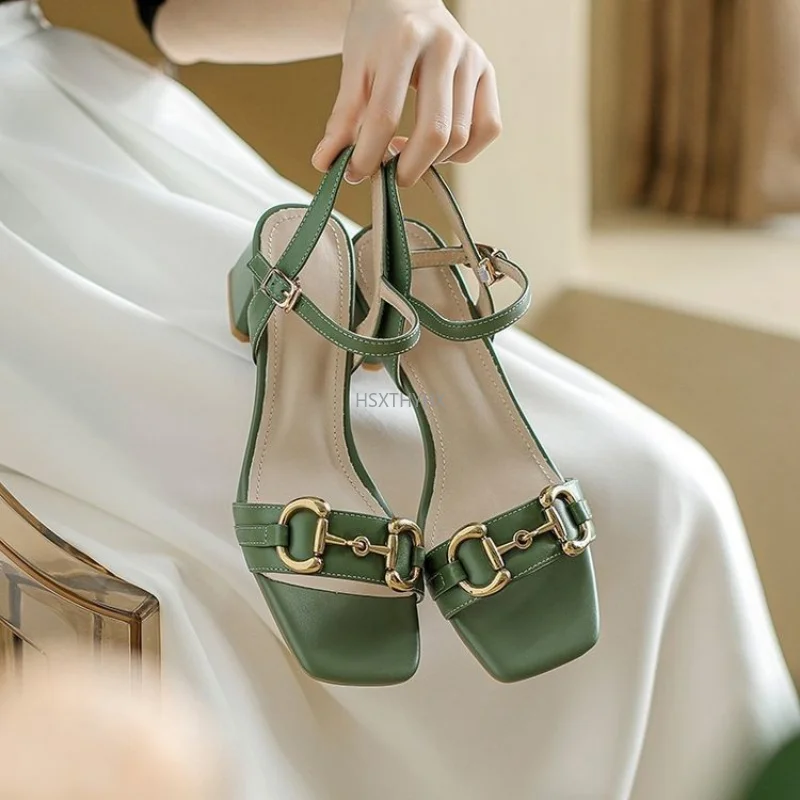 

Женские босоножки на высоком каблуке, сандалии зеленого цвета с открытым носком, на квадратном каблуке, с пряжкой и ремешком, размеры 34-40, лето 2023