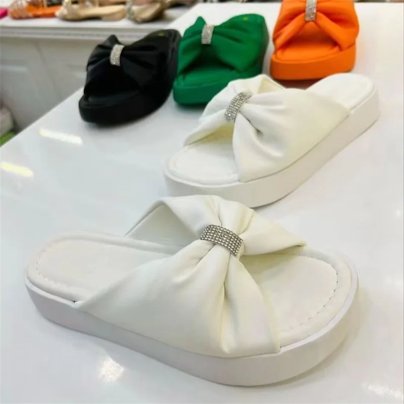 New Women's New Round Toe Thick Sole Pleated Butterfly Slippers Women's Large Rhinestone Flat Bottom Sandals 2023