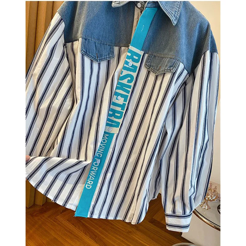 Женская рубашка в полоску с вышивкой виде букв Джинсовая блузка составного кроя