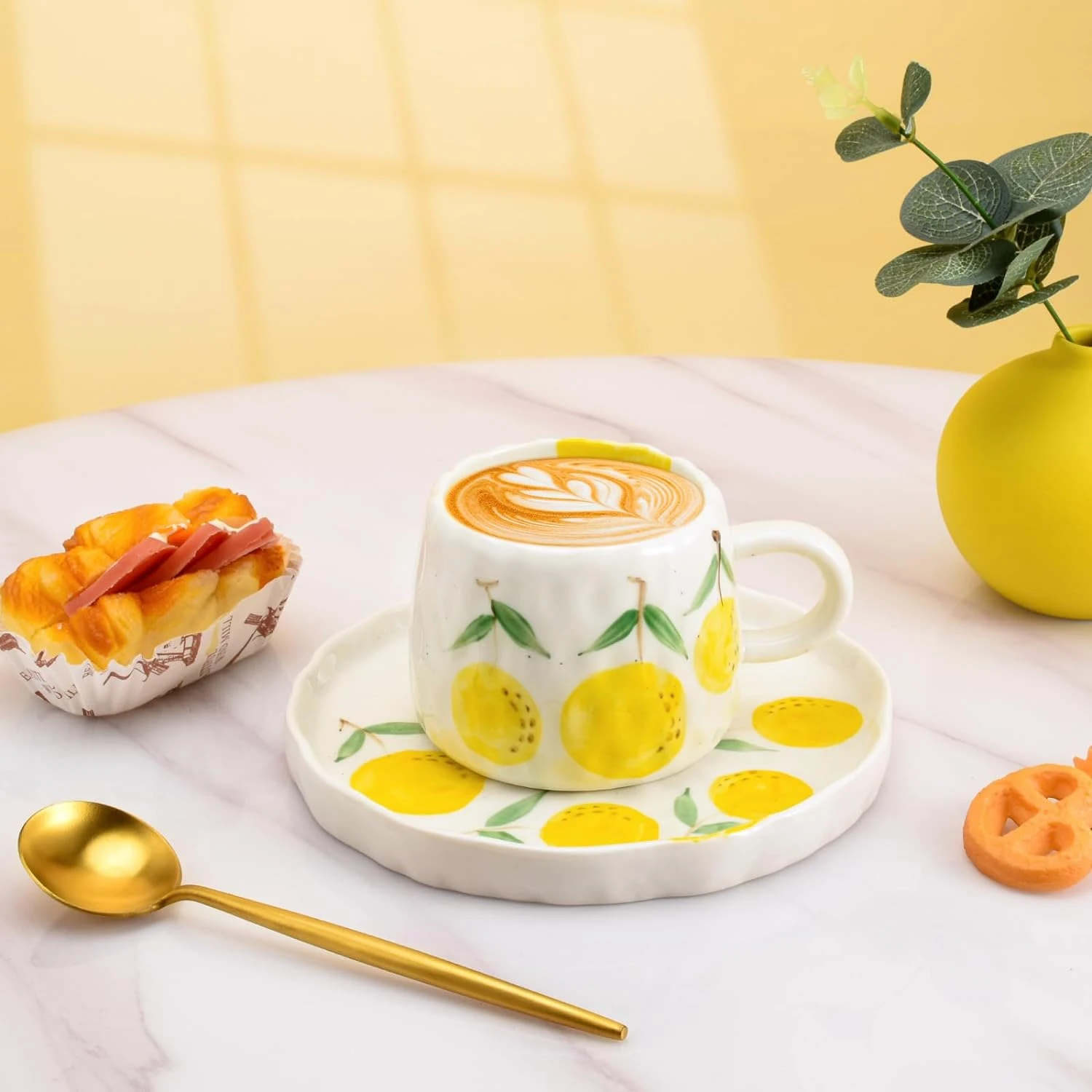 Симпатичная керамическая кофейная кружка с клубникой и блюдцем креативный