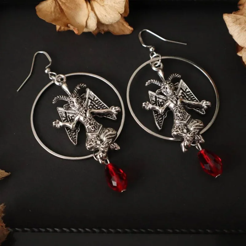 Серьги-кольца с кристаллом в виде головы Овцы Satanism | Готические серьги-кольца