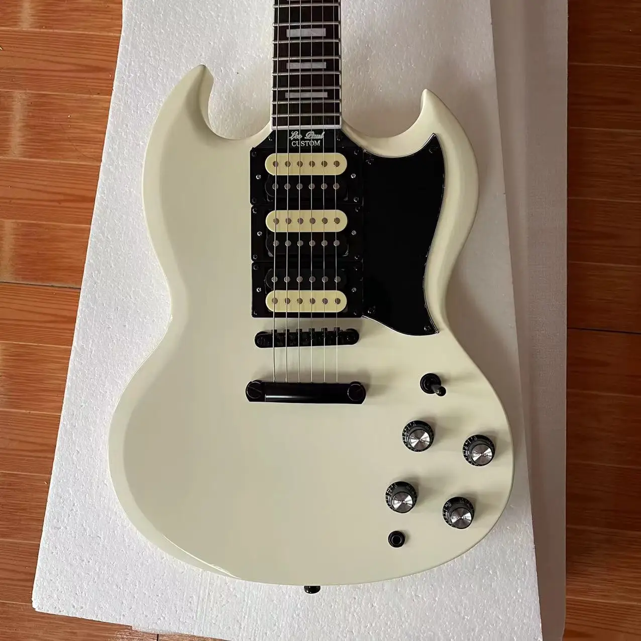 

SG all-in-one electric guitar, creamy yellow mahogany body, 3 open pickups, LP string bridge, black guard board, rosewood finger