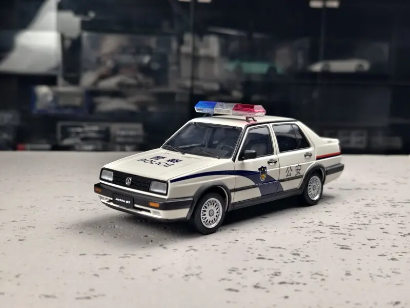Фото Масштабная модель автомобиля VW Jetta Police 1:18 из литого металла с полностью открывающимися дверями №4