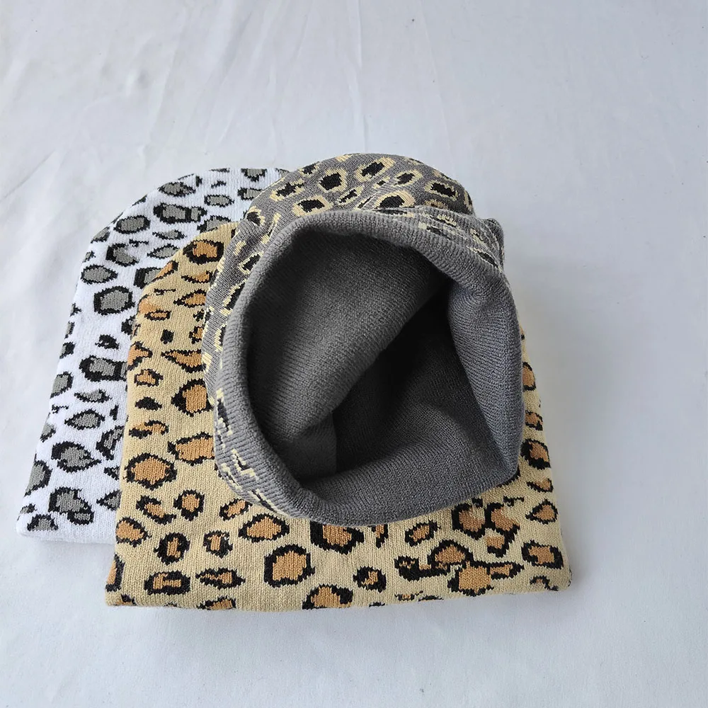 Шапка-бини унисекс с леопардовым принтом