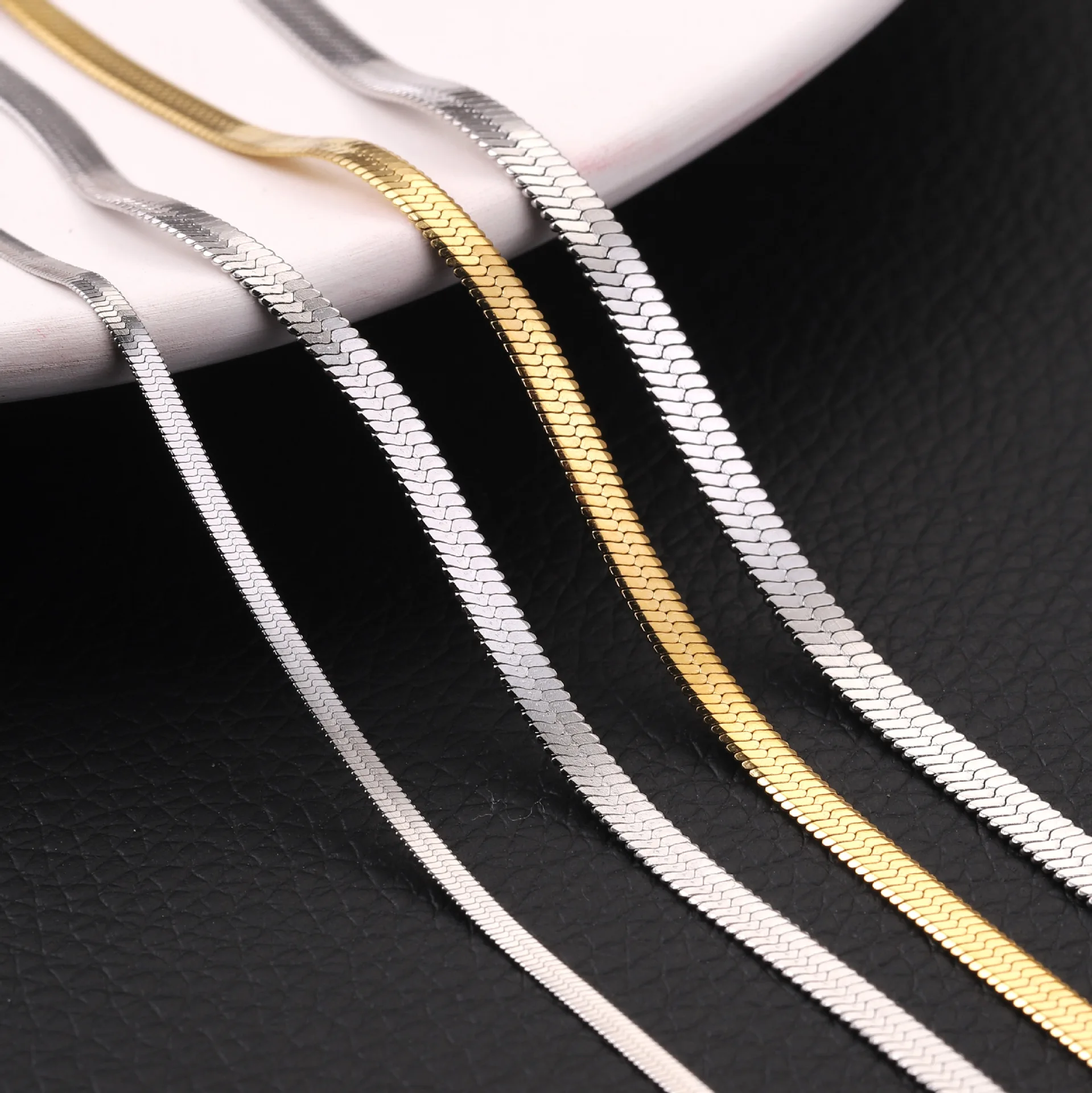 

2.5/3/4MM Hip-hop Stainless Steel Flat Snake Chains Necklaces For Women Men Charm Necklace Golden 14K Plated Herringbone Chain