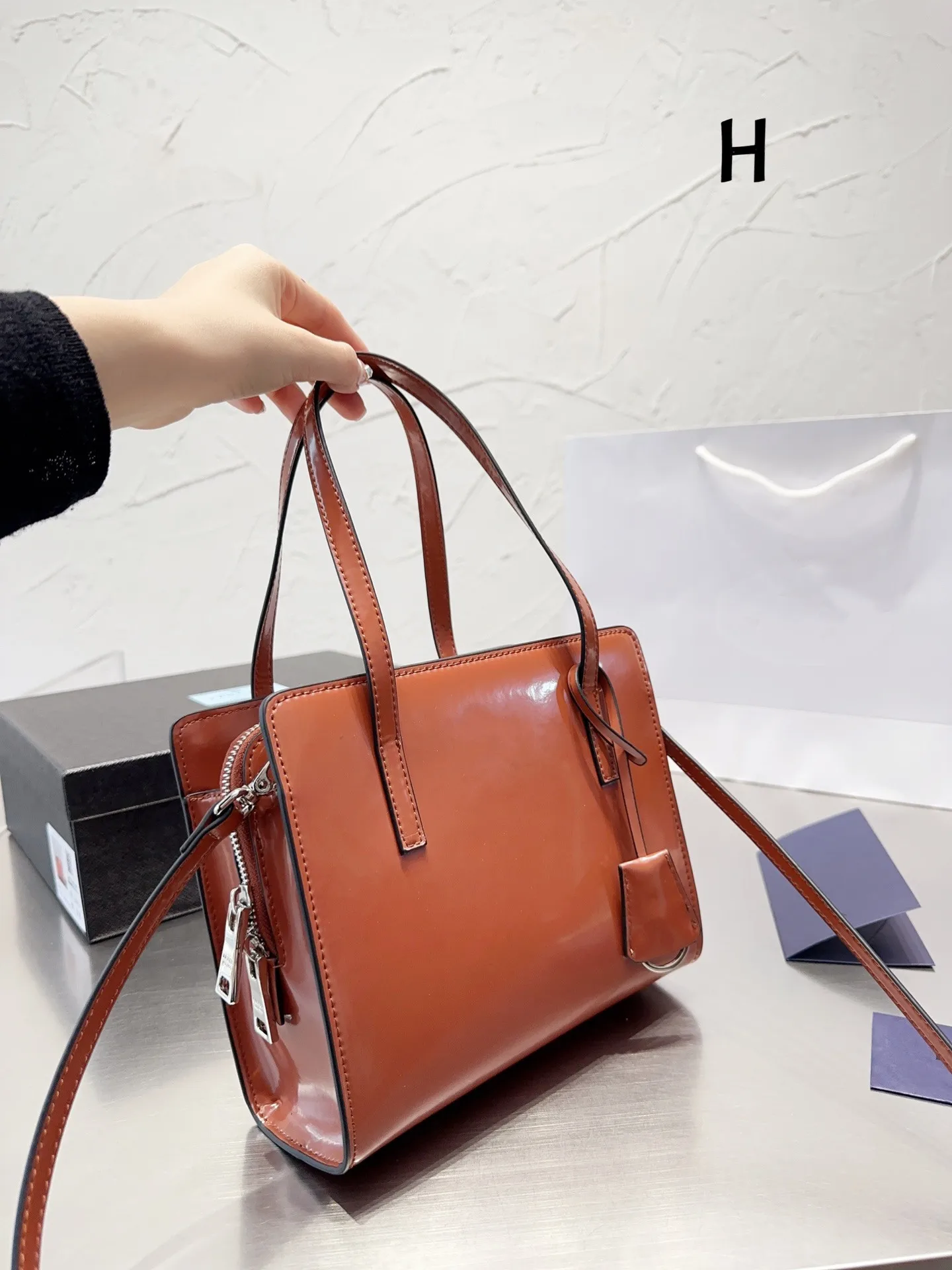 2022 new small bag women's bag net red shiny patent leather Korean version shoulder bag messenger bag trend tote bag