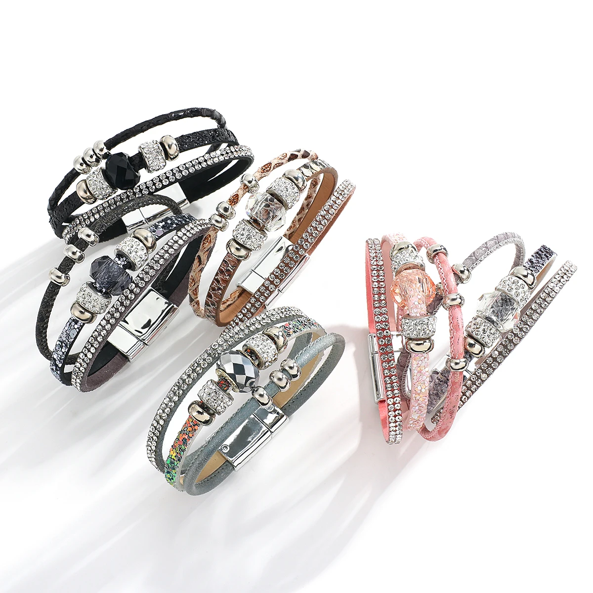 Браслет с бусинами и блестками из натурального камня