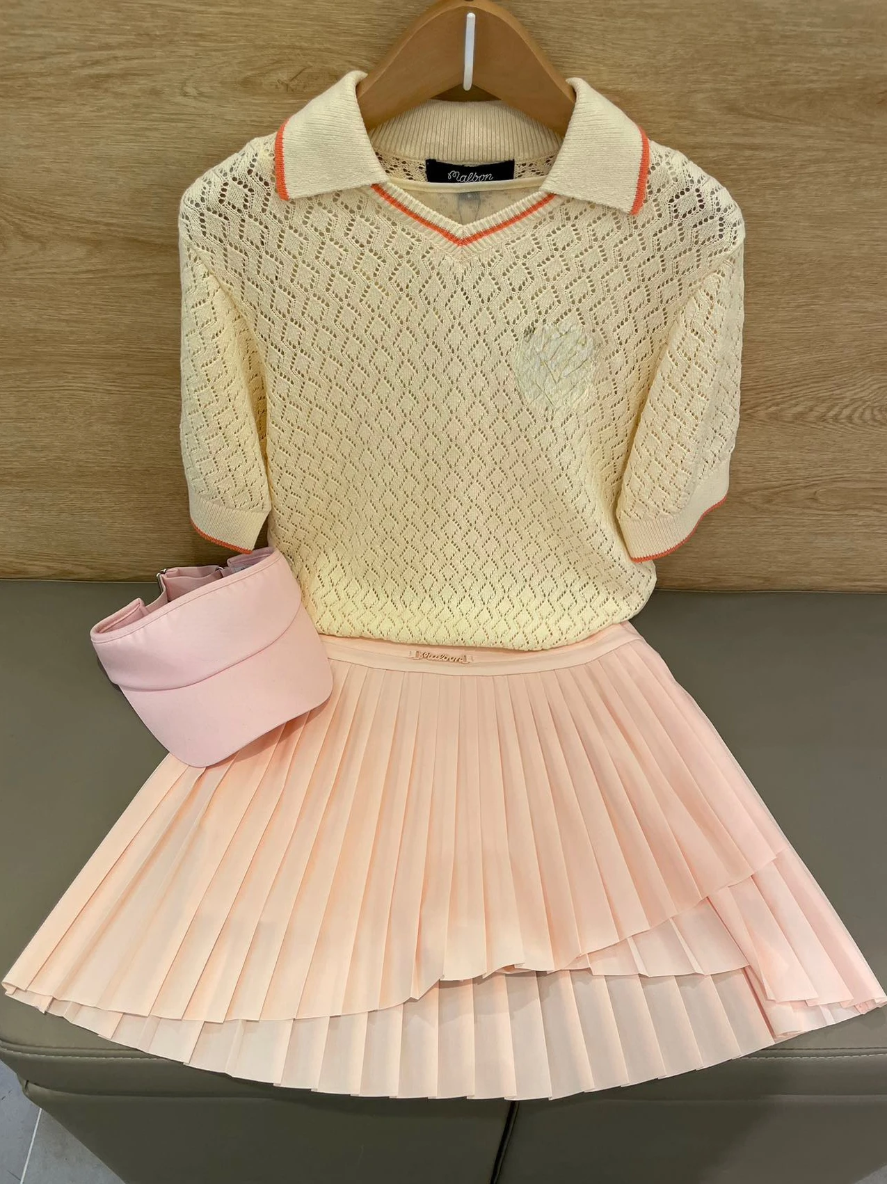 

Женская футболка с коротким рукавом и V-образным вырезом