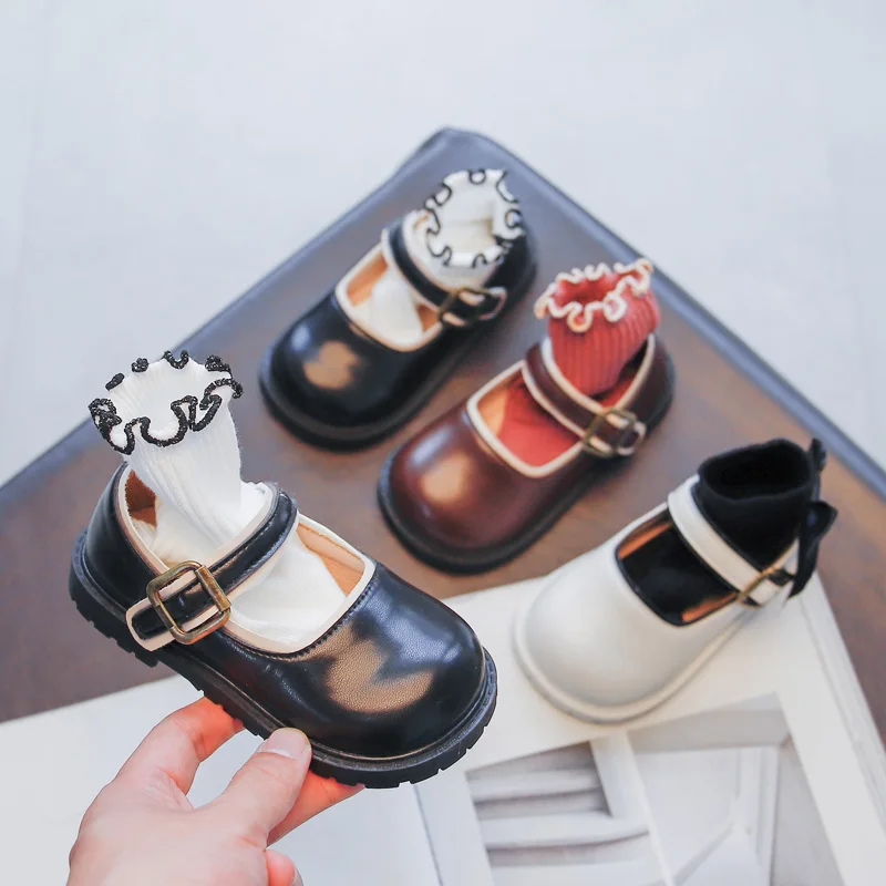 

Детские однотонные черные туфли, новинка весны 2022, милые детские модные повседневные туфли из искусственной кожи на плоской подошве с закрытым круглым носком, на липучке для мальчиков