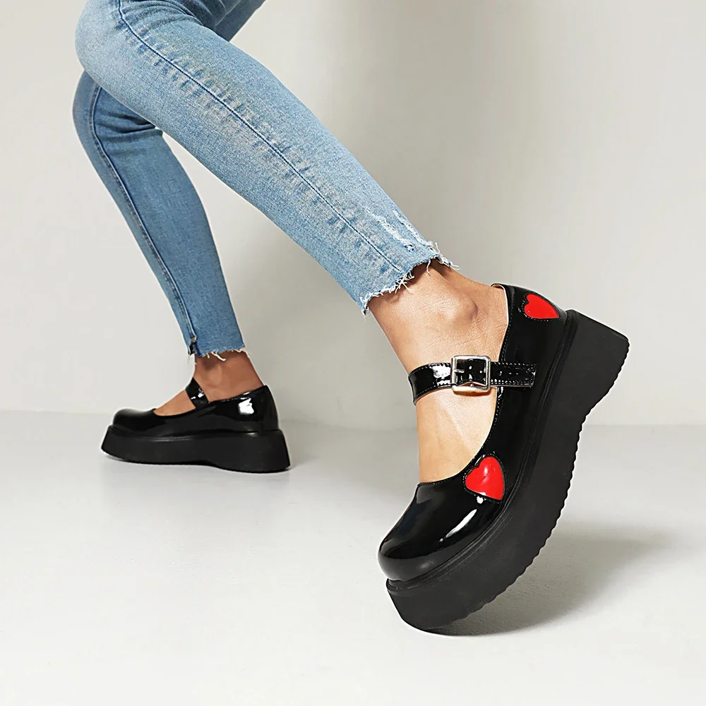 Женские туфли-лодочки из блестящей лакированной кожи с металлической пряжкой и