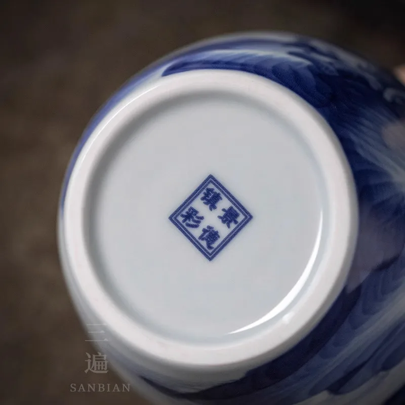 Ручная нарисованная синяя и белая фарфоровая банка 1 фунт в крышке керамическая