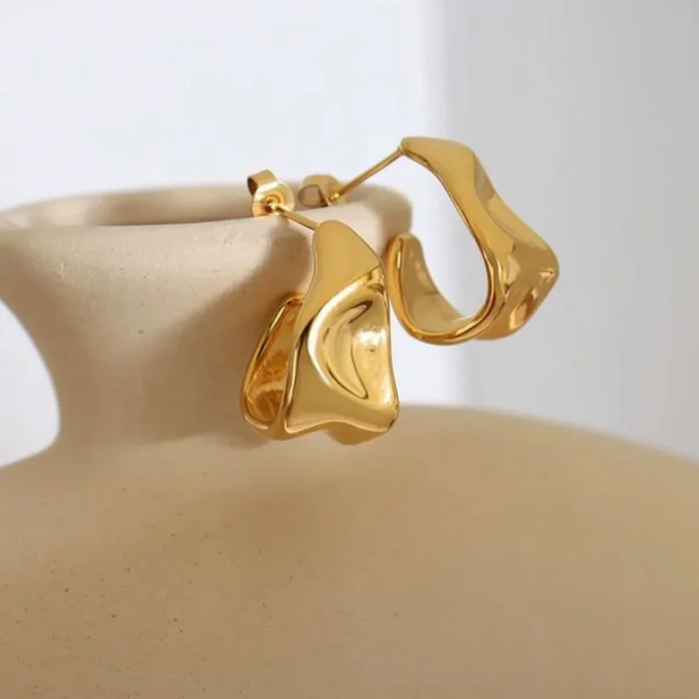 Серьги-кольца неправильной формы волнистой из нержавеющей стали золотого цвета