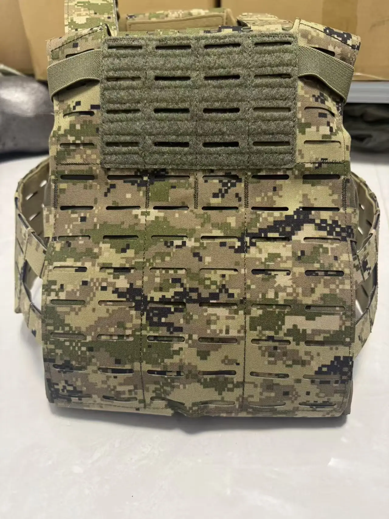 Фото Комплект жилетов Shaw SC ARC CADPAT Multi Terrain V2, изготовленный из композитной ткани 500D и 1000D, канадский вседорожный жилет с лазерной резкой. №4