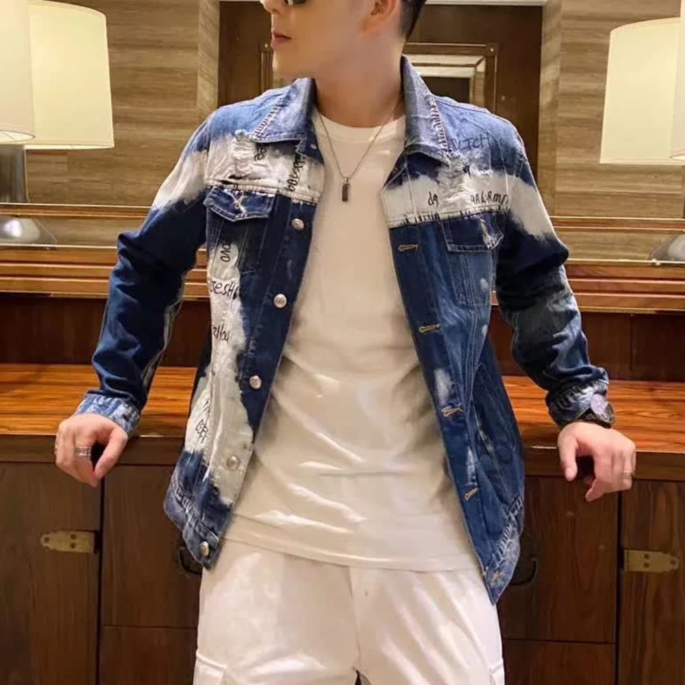 Джинсовая куртка мужская с принтом букв и этикеток приталенный пилот из денима