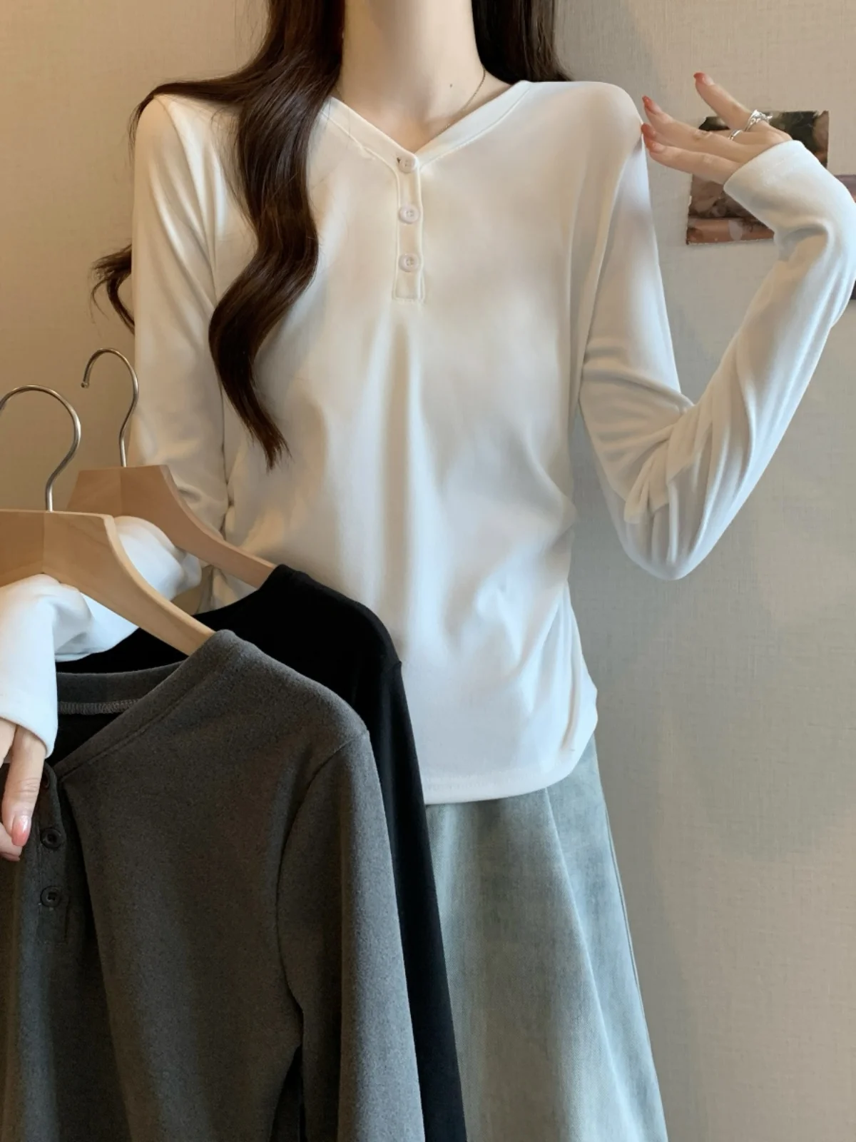 Черная рубашка больших размеров с нерегулярным v-образным вырезом и длинными