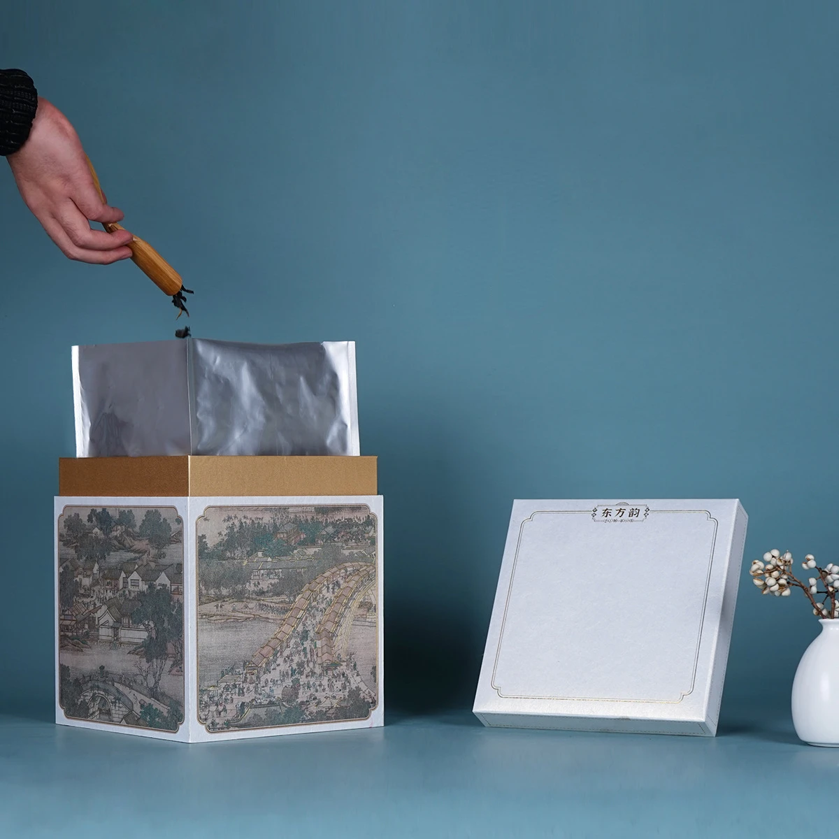 

Large square cans of Pu'er tea Dahongpao Huangshan tea packaging