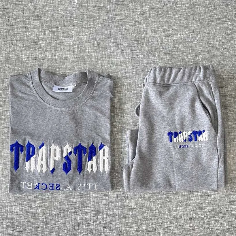 

Мужской комплект из футболки и шортов, с вышивкой