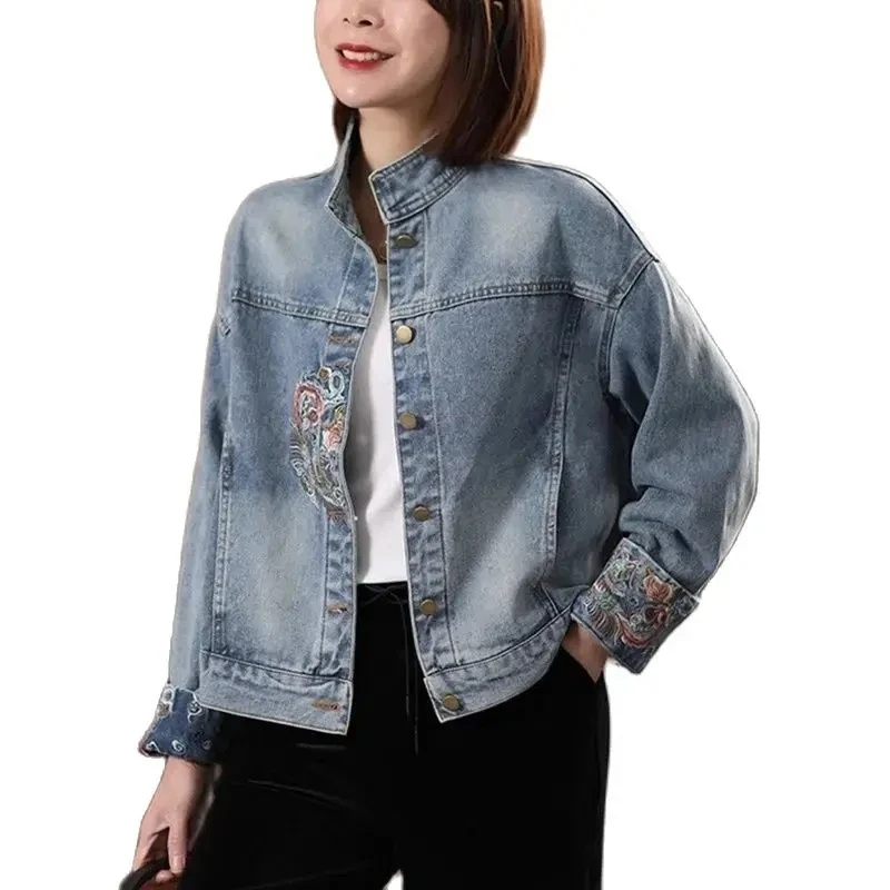 Женская джинсовая куртка с вышивкой и графическим принтом синяя в Корейском