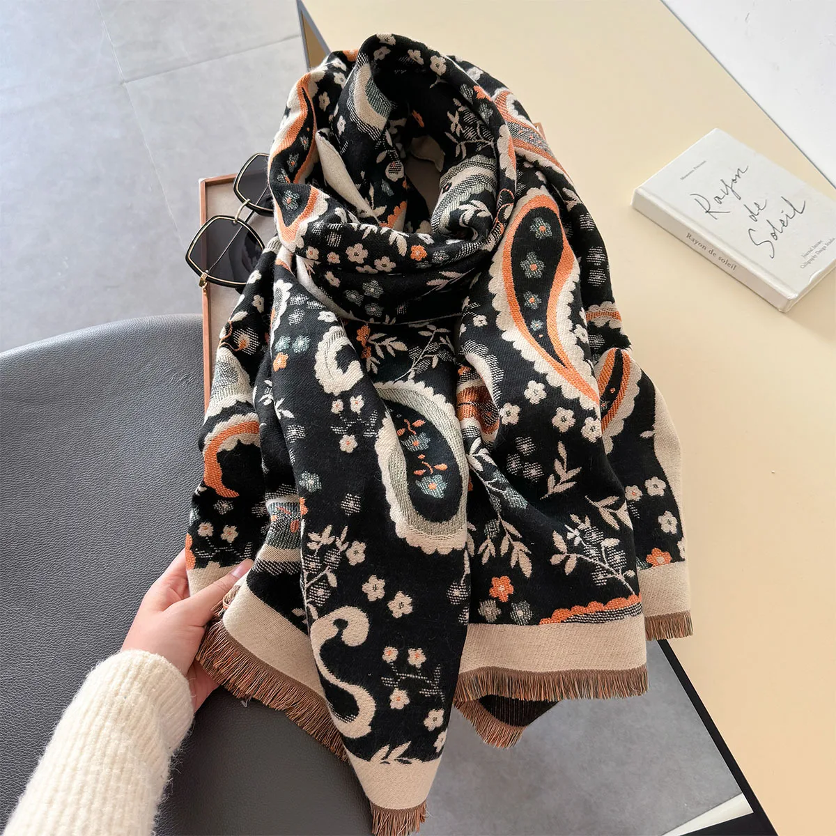 Зимний шарф роскошный теплый из пашмины женский шаль с кисточками и накидка