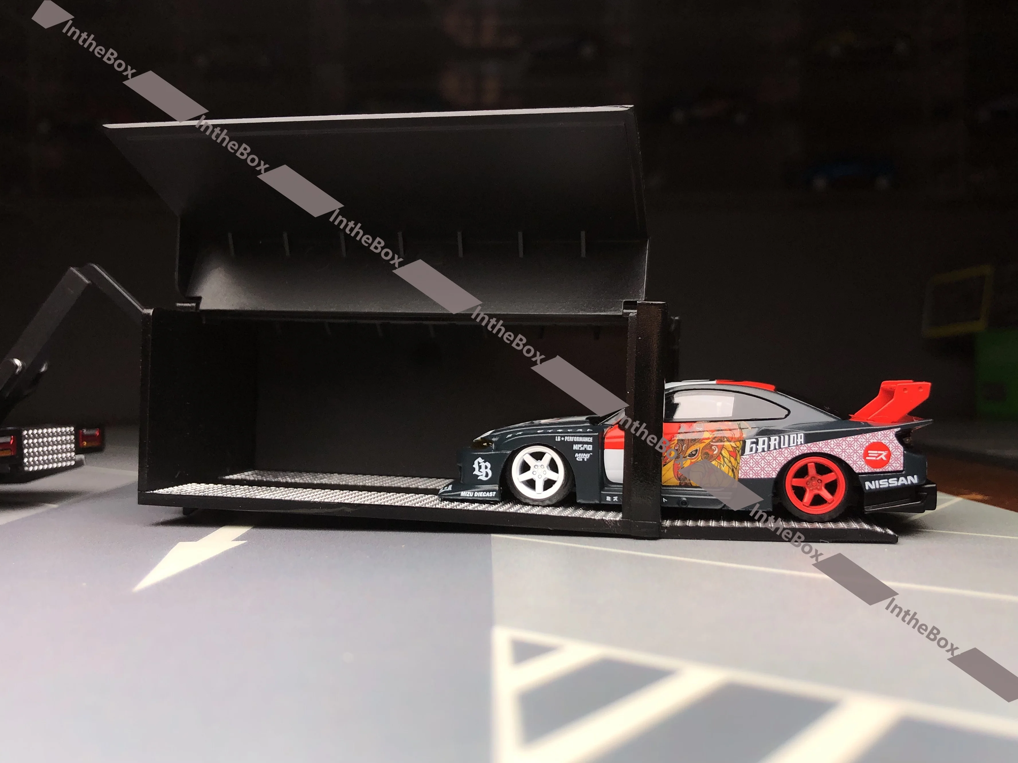 MT 1:64 AIT Black LB H300 Box Truck Custom Sports Diecast Collection Ограниченная серия игрушек для хобби