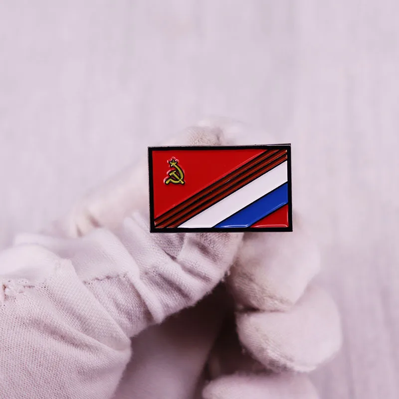 Советский флаг смешанный с брошью российским флагом эмблемой советского