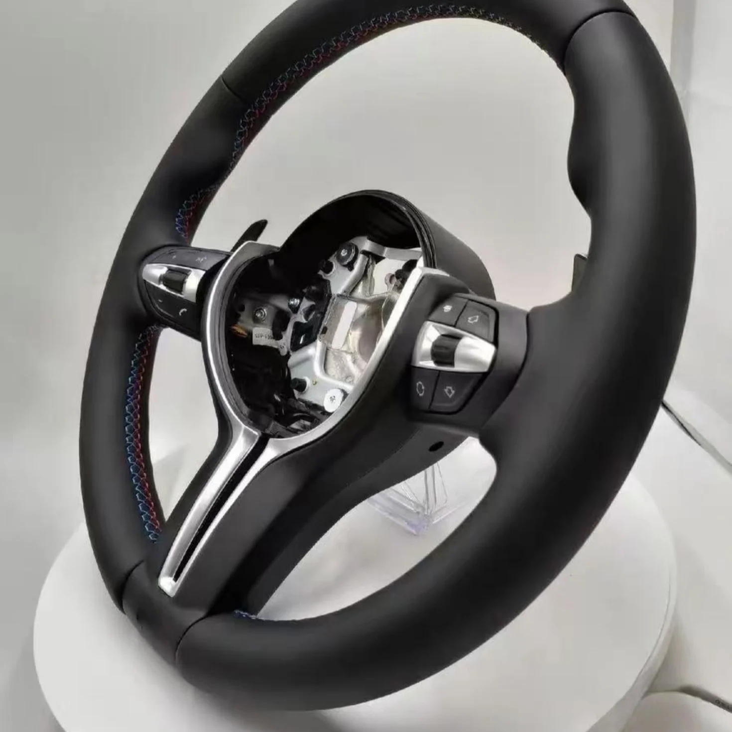 Фото Индивидуальная кожаная отделка руля для BMW M3, серий F (F36, F30, F10, F15, F20, F22, F25, F32, F01, F02, F06, F07) и M5, автоаксессуары №5