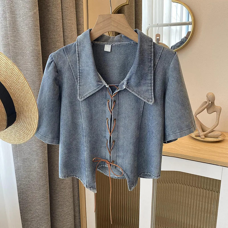 

Блузка женская джинсовая с воротником-поло, на бретельках