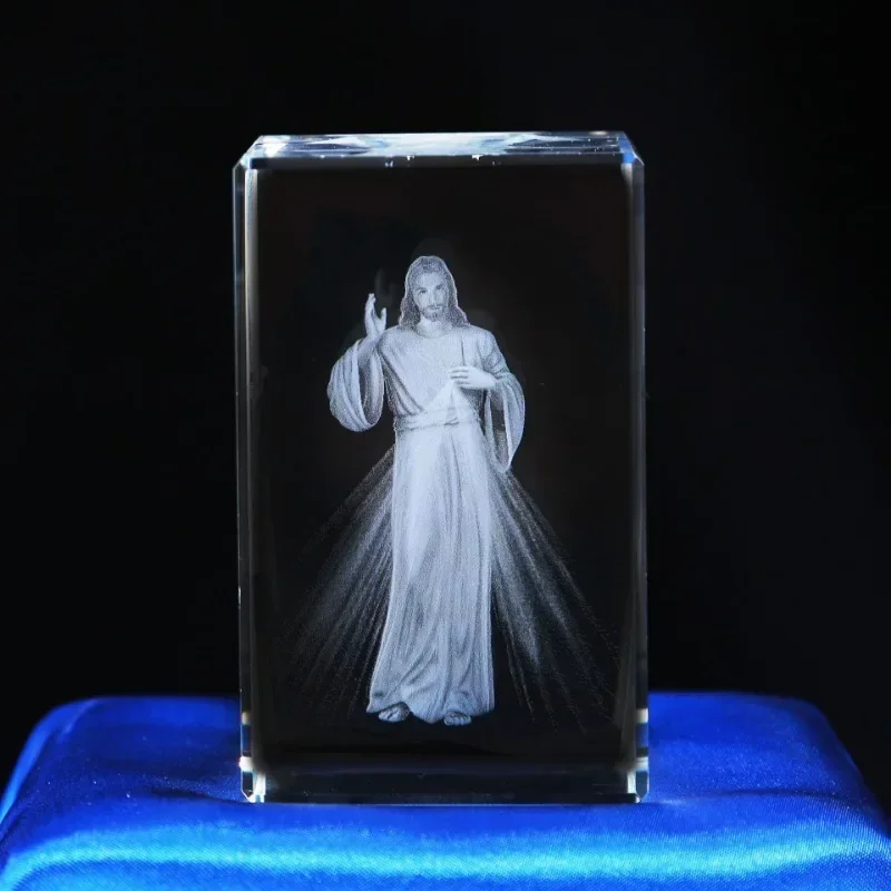 

Хрустальный куб с крестом, Дева Мария