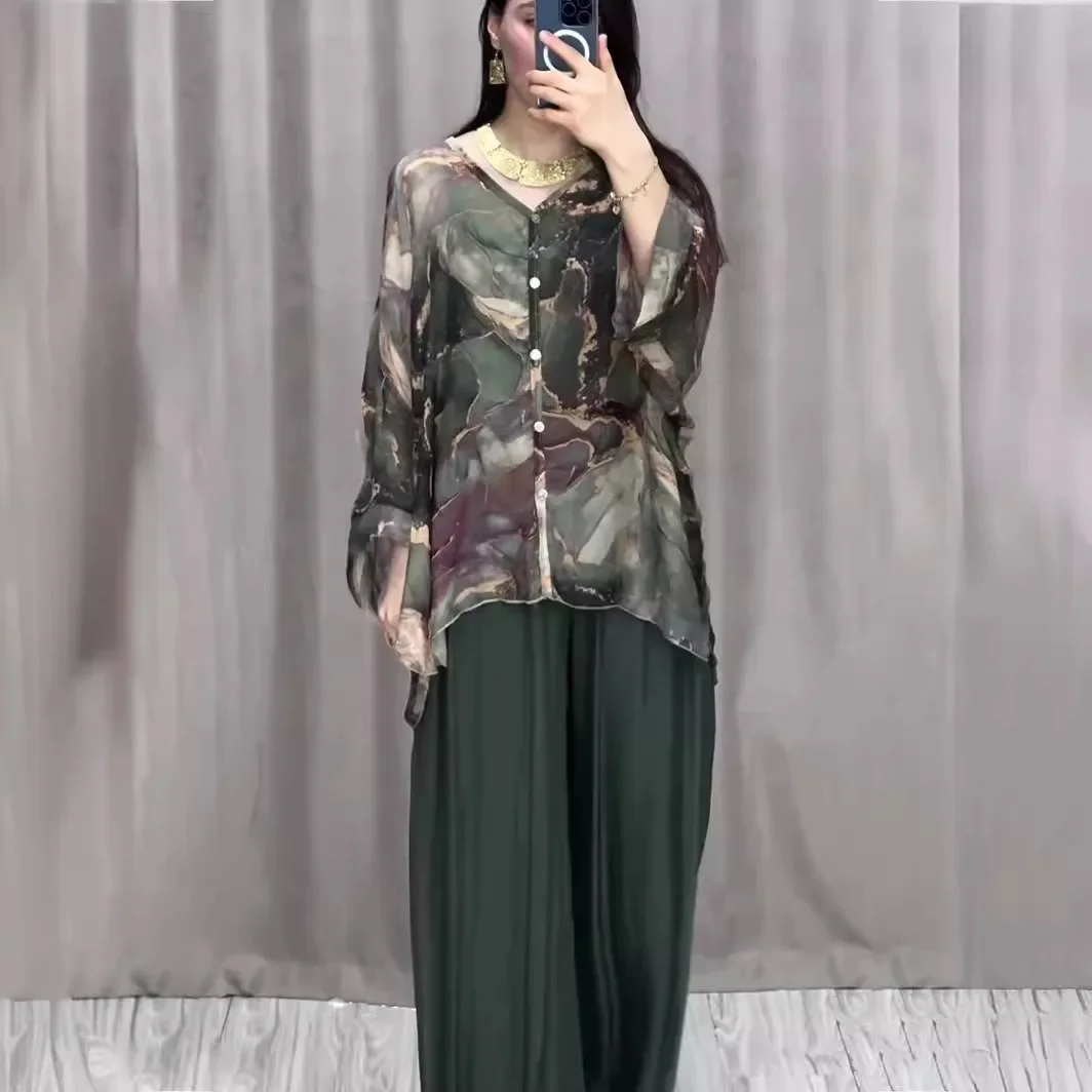 Повседневный комплект из рубашки с V-образным вырезом и брюк широкими штанинами