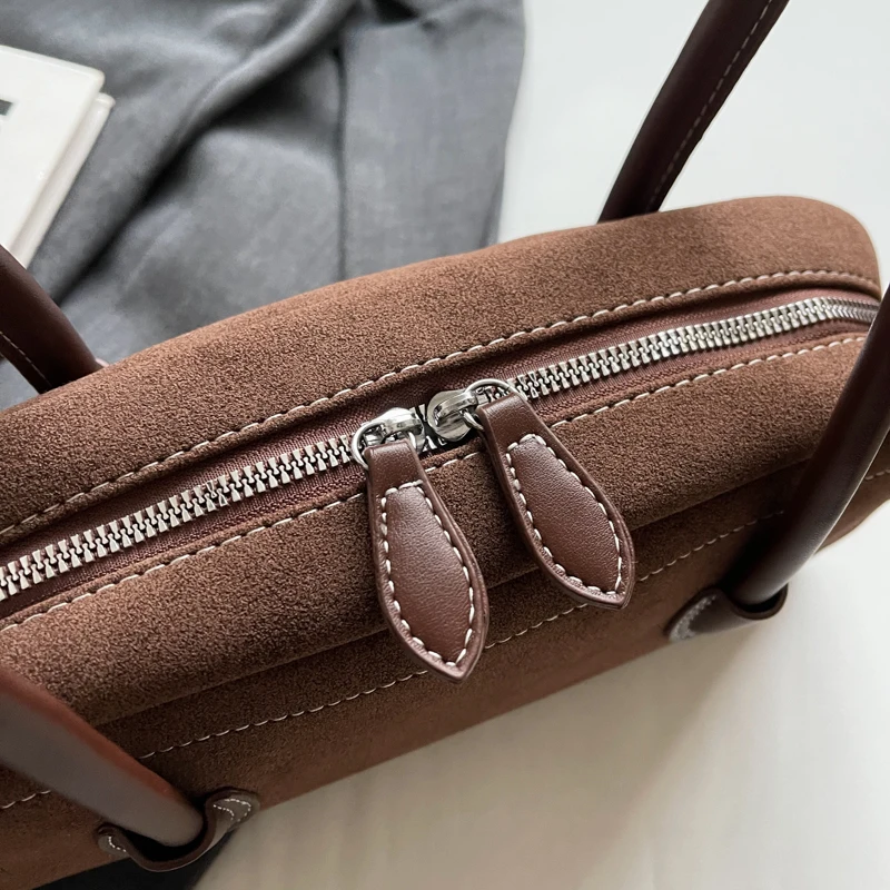 Замшевая сумка-мессенджер на плечо