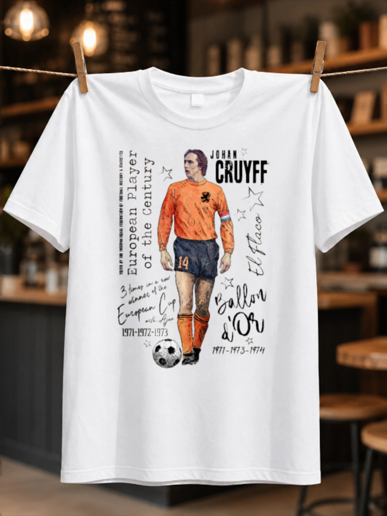 Фото Коллаж из страниц журнала Cruyff Total Football с портретом в оранжевой форме, футбольным мячом, примечаниями и винтажной футболкой унисекс. №1