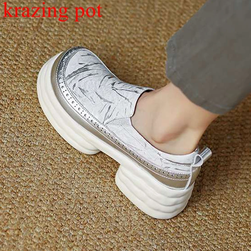 

Krazing Pot Cow Leather Round Toe Carving Thick Bottom Platform Fashion Sneakers Prints Leather Slip on Women Vulcanized Shoes