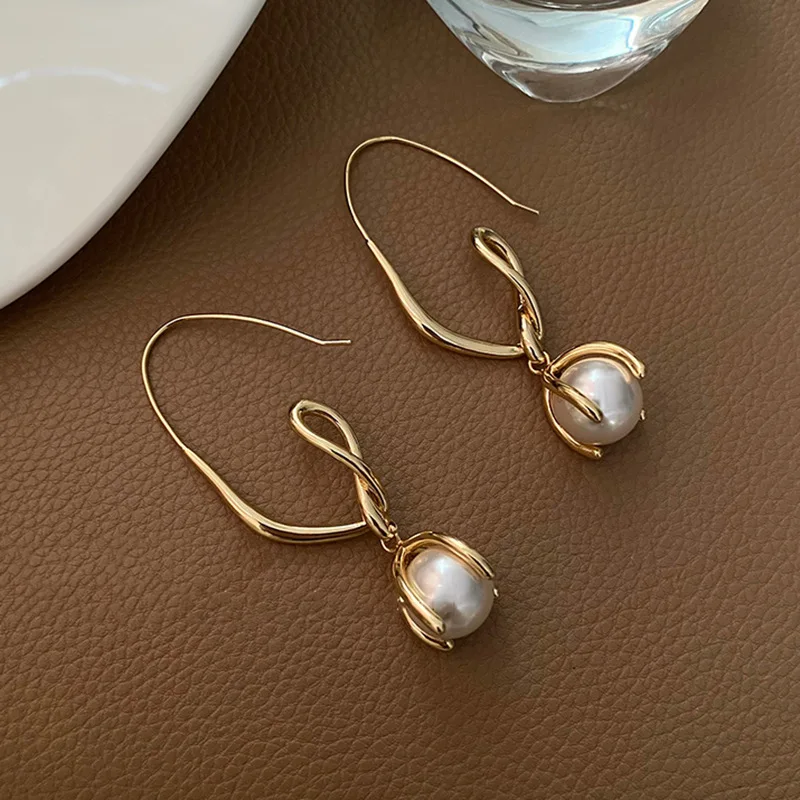 

2022 new twisted line pearl earrings, light luxury, personality, fashion, temperament, online red earrings
