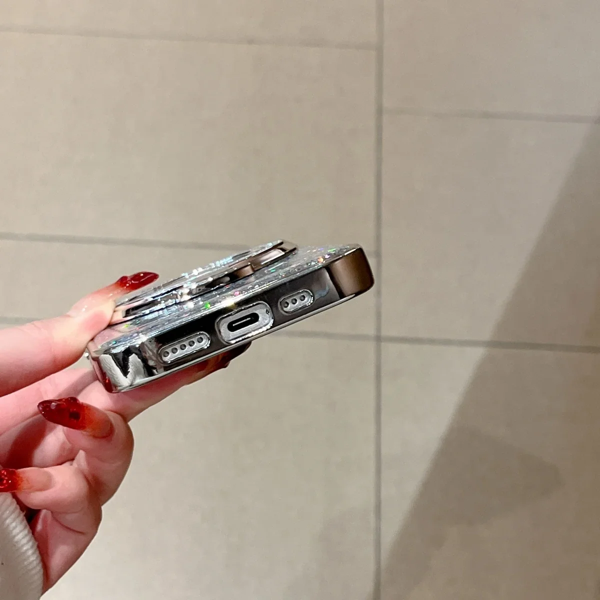 Luxury circular makeup mirror with a sense of high quality and an invisible stand suitable for iPhone 16 15 Pro Max pho