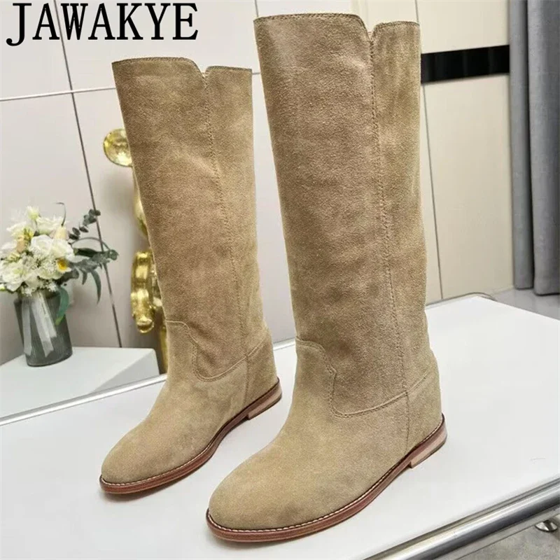 Женские замшевые сапоги до колена высокие на танкетке высоком каблуке модные