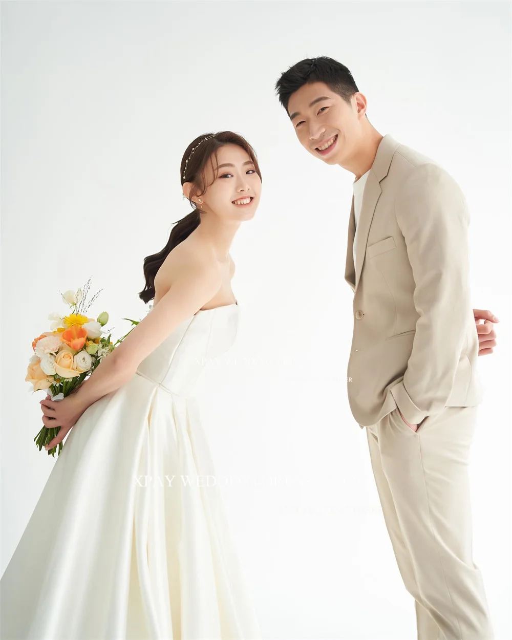 Женское свадебное платье без бретелек с открытой спиной