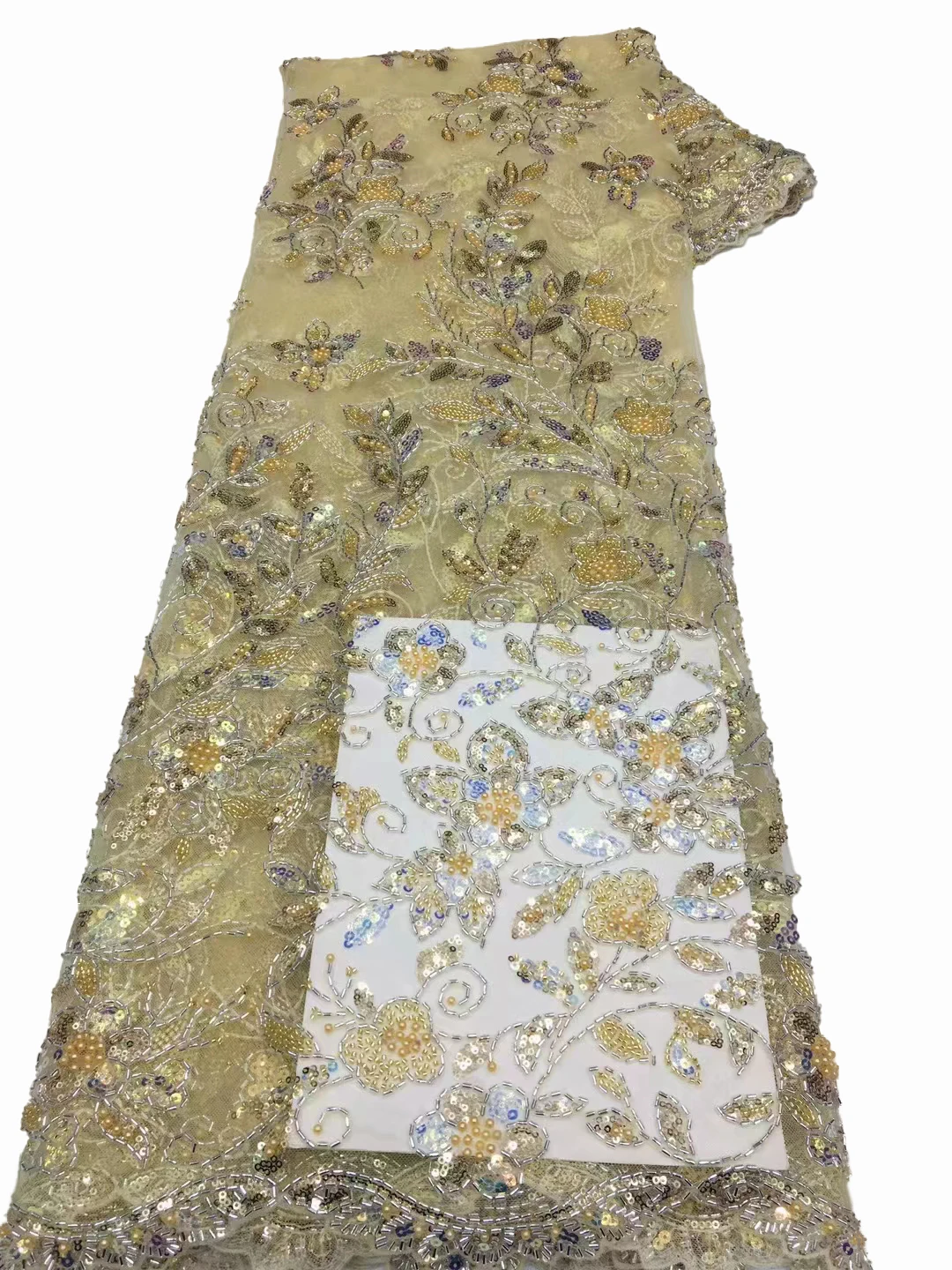 

Новая тяжелая ткань с вышивкой бисером в европейском и американском стиле, роскошная модная кружевная ткань с бусинами и блестками