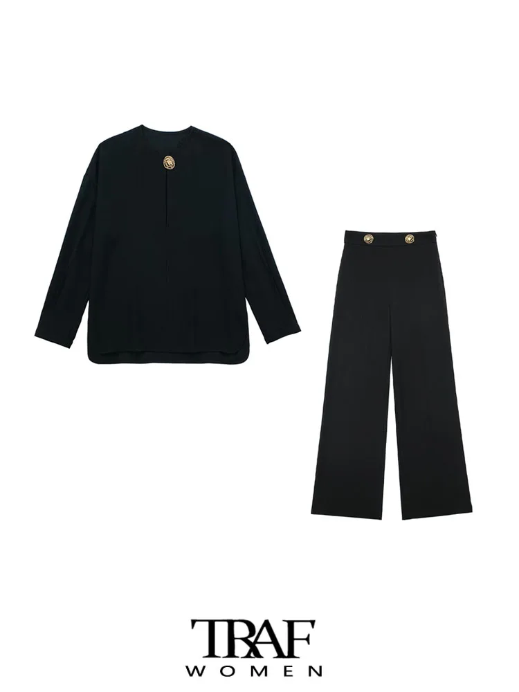 

Блузка на пуговицах спереди и прямые брюки с завышенной талией