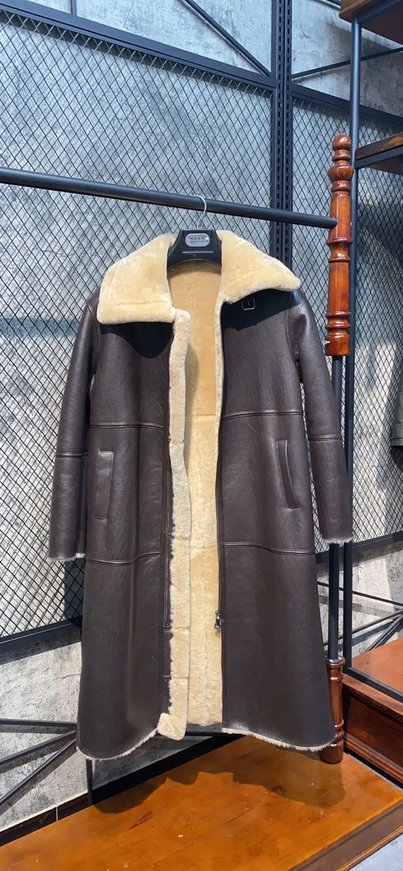 Рисунок 3 - Женское пальто из натуральной овечьей кожи