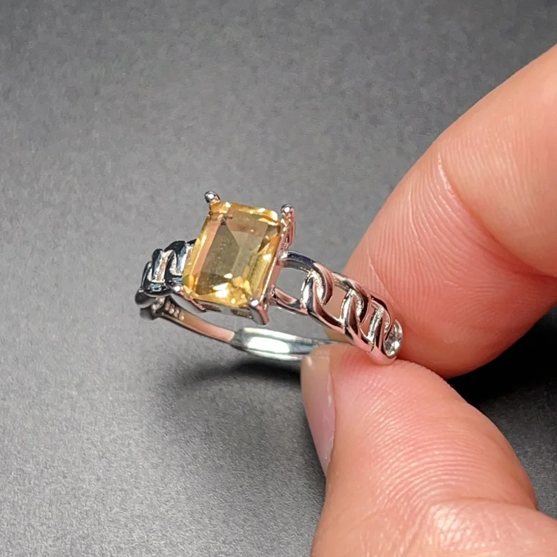 Кольцо из серебра 925 пробы с цитрином карата 6 х8 мм