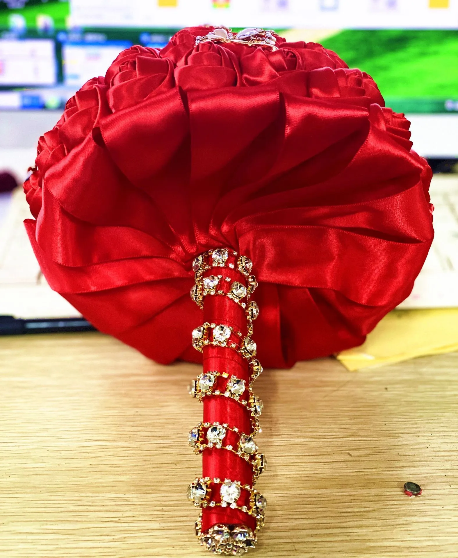 Винно-красное искусственное роза свадебный букет и свадебные украшения подружек