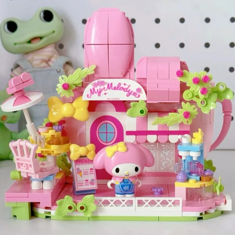 Фото Конструктор Keeppley Sanrio Family Series: Модели уличных сцен для сборки (Куроми, Синаморолл, Хелло Китти) – Игрушки-украшения, подарки для детей №4