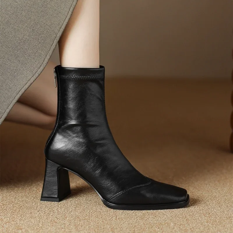 Женские короткие сапоги из натуральной кожи на массивном высоком каблуке