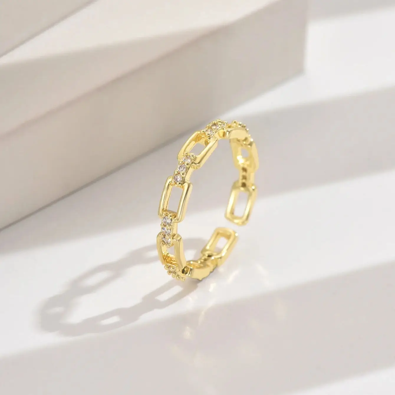 Открытое медное кольцо с фианитом для женщин