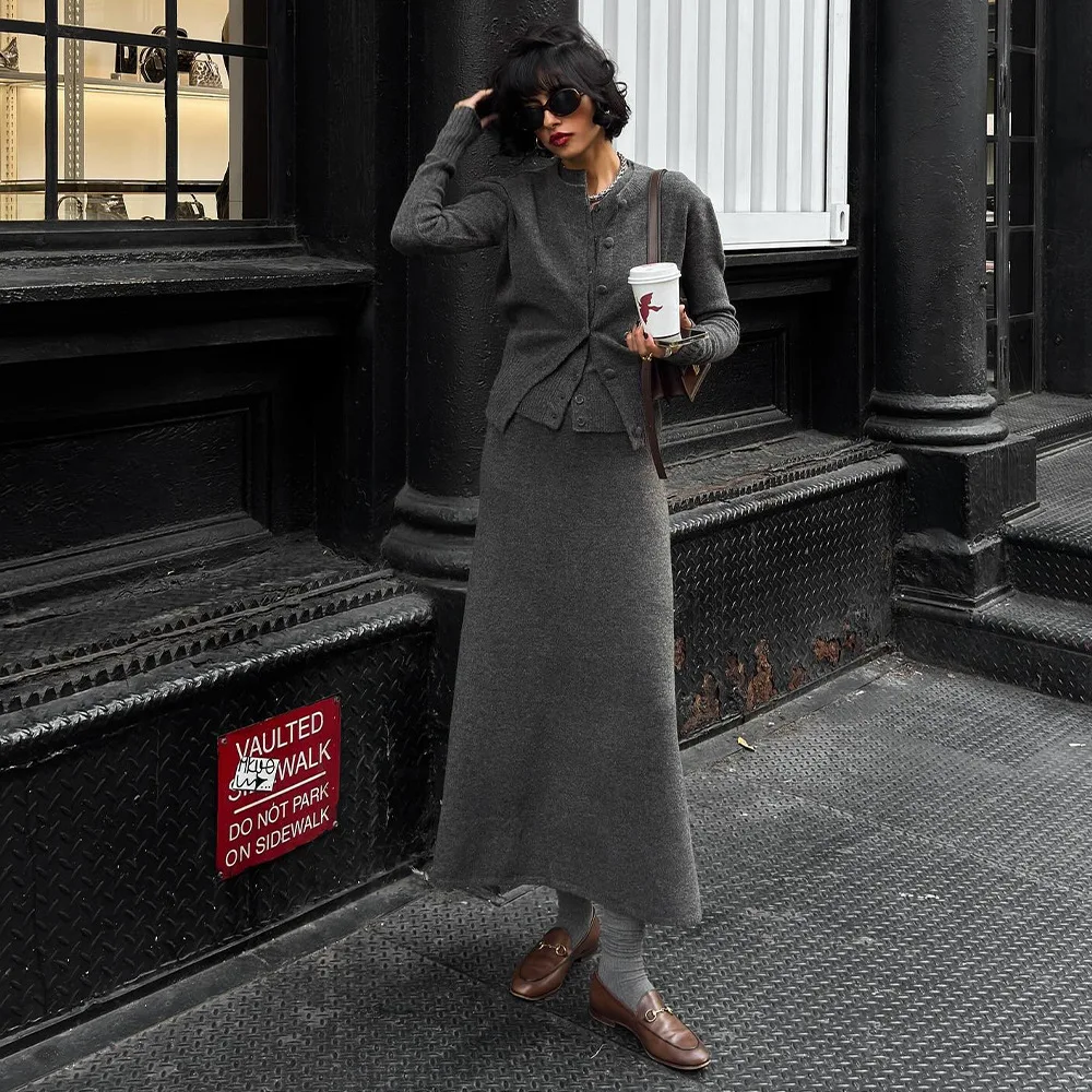 Фото Осенне-зимний женский комплект из 3 предметов: свитер с круглым вырезом, вязаная рубашка и юбка, в расслабленном стиле, теплый, антибактериальный, для офиса. №1