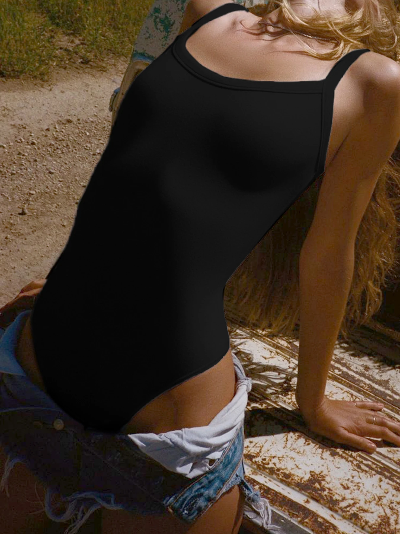 Боди женское однотонное без рукавов на тонких бретельках