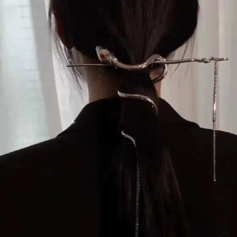 Рисунок 4 - Шпилька для волос с кисточкой и цепочкой